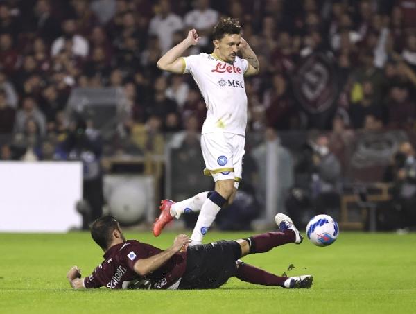 Napoli menang tipis 1-0 atas tuan rumah Salernitana pada laga lanjutan Liga Italia 2021/2022. Dua kartu merah mewarnai lagi sengit tersebut. (foto: REUTERS/Ciro De Luca)