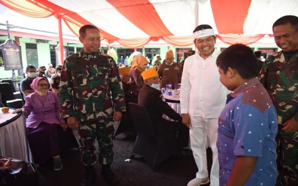 Dedi Mulyadi memperkenalkan Hilman kepada Pangdam III/Siliwangi Mayjen TNI Agus Subiyanto saat berkunjung ke Purwakarta. (Foto: ISTIMEWA)
