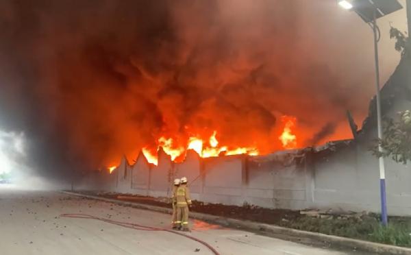 Kebakaran hebat melanda pabrik korek api di kawasan Pergudangan Sungai Turi, Paku Haji, Kabupaten Tangerang, Banten terbakar pada Selasa (2/11/2021) sore. (Foto: Istimewa)