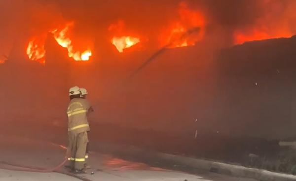 kebakaran pabrik korek tangerang 3 Kebakaran hebat melanda pabrik korek api di kawasan Pergudangan Sungai Turi, Paku Haji, Kabupaten Tangerang, Banten terbakar pada Selasa (2/11/2021) sore. (Foto: Istimewa)