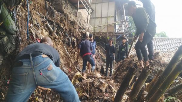 Tanah Longsor Terjang Dago Bandung, 2 Rumah Warga Rusak Parah