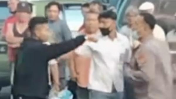 Tantang polisi Salah satu adegan dalam video siswa tantang kapolsek berkelahi yang viral.(Foto: Screenshot)