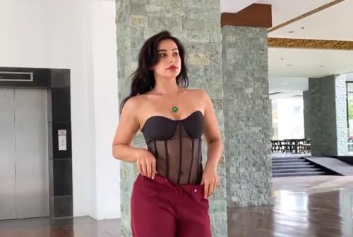 Nora Alexandra bustier hitam Nora Alexandra dalam busana bustier hitam.