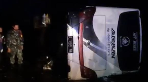 Kondisi bus rombongan wisatawanas al Pasuruan yang terguling di turunan Pacet, Mojokerto, Kamis (4/11/2021). (Foto: iNews TV/Sholahudin)