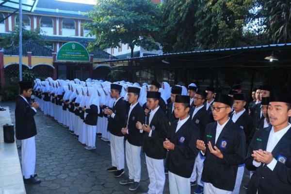 MA Sunan Pandanaran MA Sunan Pandanaran merupakan salah satu madrasah yang berdiri di bawah naungan Pondok Pesantren Sunan Pandanaran. (Foto : https://masunanpandanaran.sch.id/ )