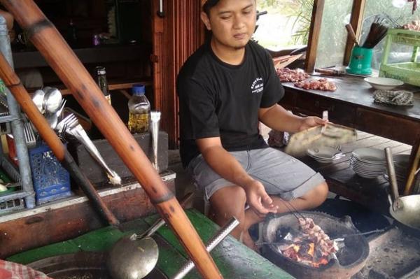 Sate Klatak Mad Adi Jalan Imogiri Sate Klatak Mak Adi rasanya sangat gurih dan dagingnya empuk. Cocok untuk dikunjungi bersama keluarga. (Foto : @detektiptataboga)