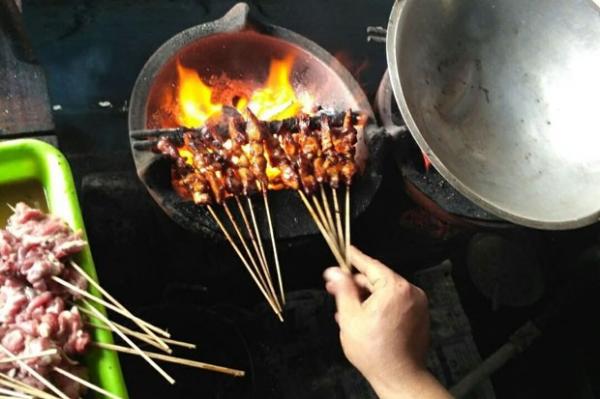 Sate Sor Munggur Lowanu Sate Sor Munggur Lowanu sebenarnya masuk wilayah Kota Yogyakarta, namun tak begitu jauh dari Jalan Imogiri, Bantul. (Foto : @satesormunggurlowanu)