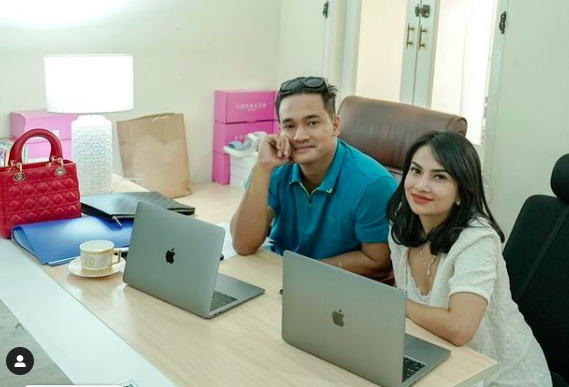 Screen Shot 2021 11 04 At 15 38 17 Potret mesra Vanessa Angel dan suaminya, Bibi Andriansyah. (Foto: Instagram)
