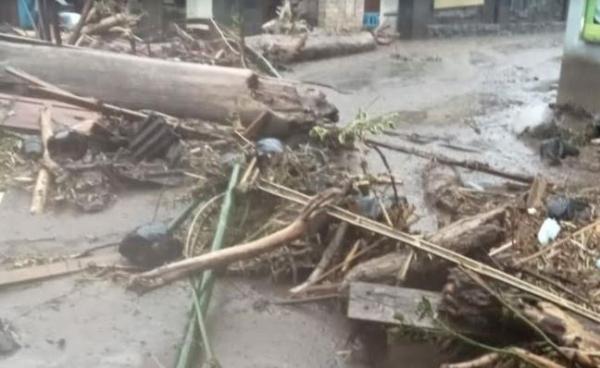 Banjir Bandang Terjang Kota Batu Usai Diguyur Hujan Deras Jalan Tertutup Kayu 7005