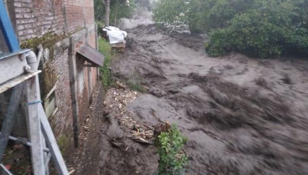 Banjir bandang menerjang Kota Batu, Jatim, Kamis (4/11/2021). (Foto: BPBD)