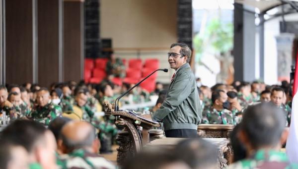 KSAD Jenderal TNI Andika Perkasa dan Mahfud MD KSAD Jenderal TNI AndikaMenko Polhukam Mahfud MD memberi pembekalan kepada Dandim dan Danrem se-Indonesia di Markas Besar AD, Jakarta Pusat, Kamis (4/11/2021). (Foto: TNI)