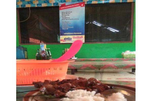 Sate Bu Jazim Sate Klatak Bu Jazim lokasinya di Jalan Imogiri Timur, Ketongo, Wonokromo, Pleret, Bantul. (Foto : @widibunbun)