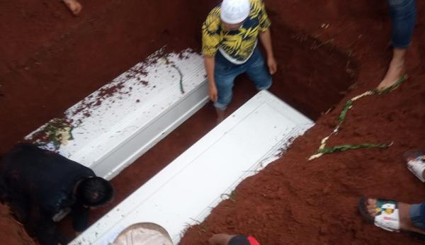 Jenazah Vanessa Angel dan Febri Ardiansyah dimakamkan dalam satu liang lahat. (Foto: MPI)