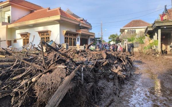 Banjir Bandang di Batu (Foto: MPI/Avirista Midaada) Banjir Bandang di Batu (Foto: MPI/Avirista Midaada)