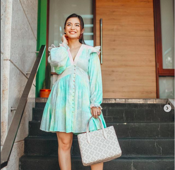 Chelsea Artis cantik bergigi gingsul dengan senyum manis. (foto: Instagram)