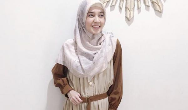 Dhini Aminarti hadir di acara pengajian Ria Ricis. (Foto: Ravie)