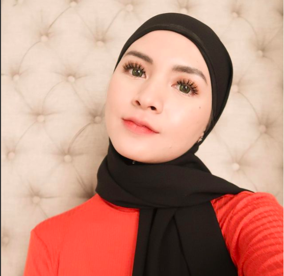 Donita Artis cantik bergigi gingsul dengan senyum manis. (foto: Instagram)