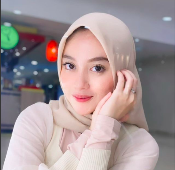 Nabilah Ayu Artis cantik bergigi gingsul dengan senyum manis. (foto: Instagram)