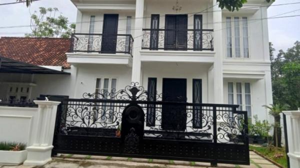 Rumah mewah berkelir putih Rumah mewah berkelir putih di Metro Lampung, lokasi penangkapan terduga teroris berinisial F (Istimewa)