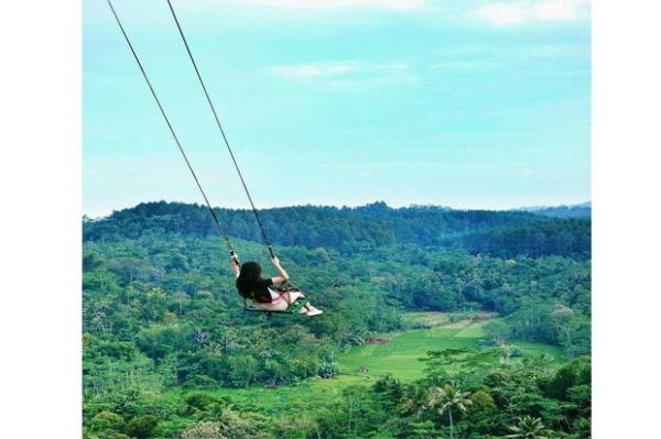 Ayunan Langit 1 Ayunan Langit Watu Jaran memiliki ini memiliki ketinggian 10 meter dan berada di bukit dengan ketinggian 800 meter. (Foto : @ragamkulonprogo)