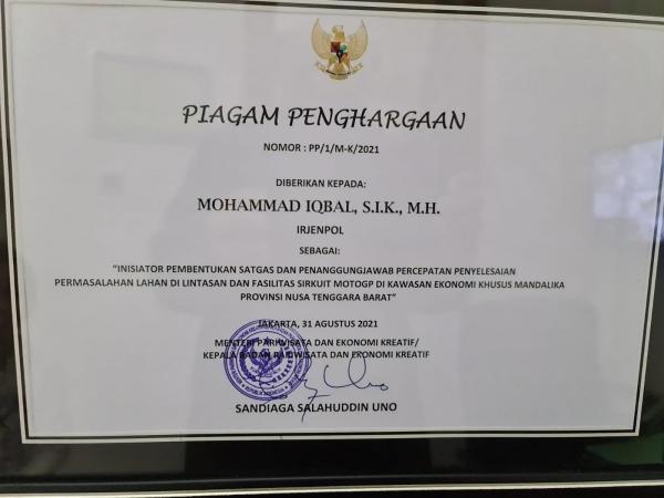 Piagam penghargaan. (Foto: Dok)