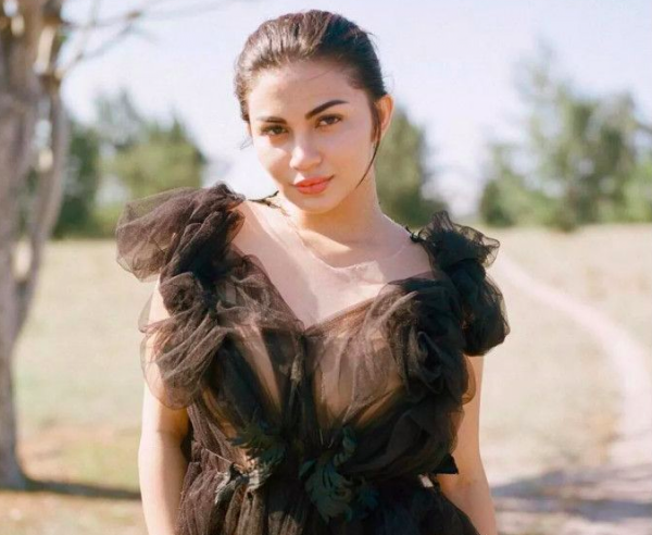 Deretan artis cantik ini berani tampil tanpa bra dalam balutan busana yang glamor (Foto: Instagram)