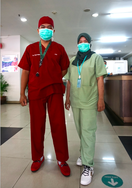 Screen Shot 2021 11 07 At 18 50 19 Tenaga medis RSUD Tarakan Jakarta mencoba sepatu yang nyaman untuk beraktivitas. (Foto: istimewa)