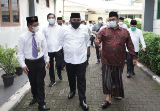Menteri Agama Yaqut Cholil Qoumas meninjau pelaksanaan AKMI 2021 di MI Al-Hamid dan MI Yusufiyah Jakarta Timur. (Foto: Humas Kemenag)