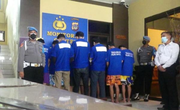 Sejumlah pelajar yang diamankan petugas usai tawuran yang menyebabkan stu korban tewas. (Foto : Ist)