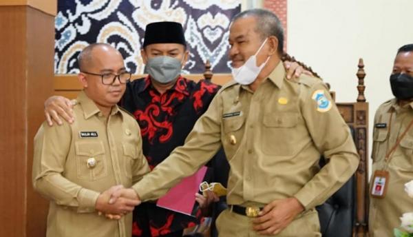 Momen salaman Pangkalpinang Momen bersalaman antara Wali Kota Pangkalpinang Maulana Aklil dengan Wakil Wali Kota Pangkalpinang M Sopian. (Foto: Ist)