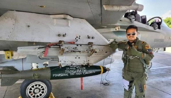 Rudal 2 Nama Panglima TNI Marsekal TNI Hadi Tjahjanto ditulis dalam rudal pesawat tempur TNI AU. (Foto IG Handika Relangga Bima Yogatama).