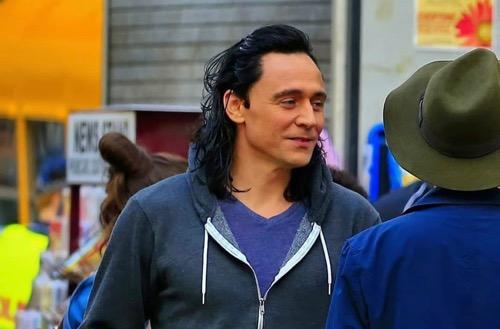 Artis yang banyak menguasai bahasa asing, Tom Hiddleston. (Foto: IG)
