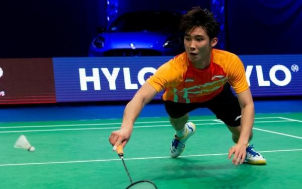 Tunggal putra Singapura Loh Kean Yew Nama tunggal putra Singapura Loh Kean Yew tengah jadi sorotan lagi setelah kembali berhasil menaklukkan wakil Malaysia Lee Zii Jia pada final Hylo Open 2021. (Foto: Twitter/@badmintonphoto)