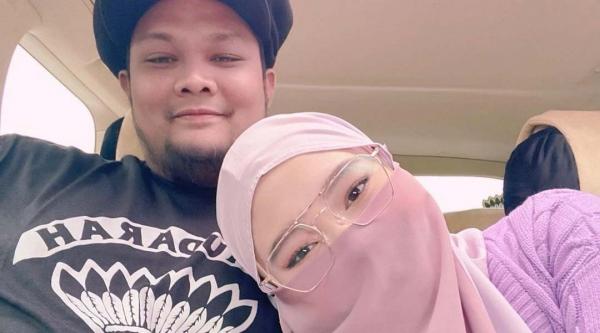 Artis memilih hijrah setelah menikah dan sama-sama belajar agama Islam. (Foto: Instagram)