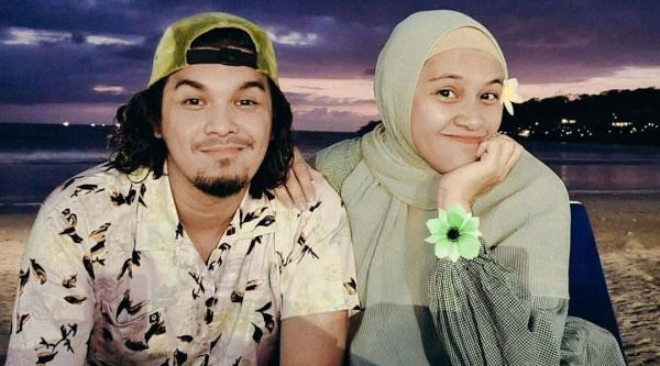 Artis memilih hijrah setelah menikah dan sama-sama belajar agama Islam. (Foto: Instagram)