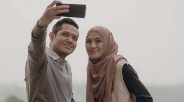 Artis memilih hijrah setelah menikah dan sama-sama belajar agama Islam. (Foto: Instagram)