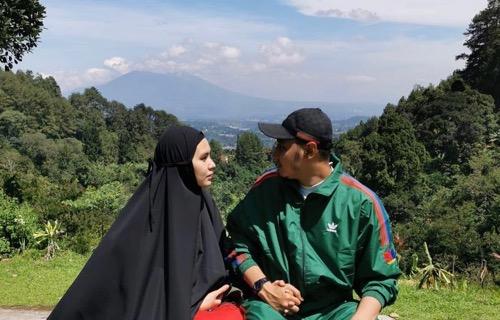 Kartika Putri dan suaminya Artis cantik menikahi duda, Kartika Putri,