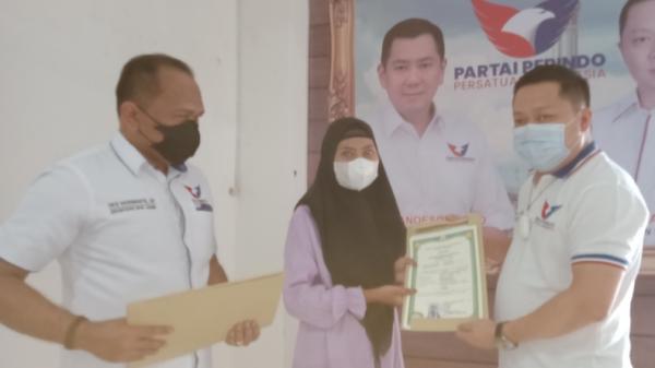 Terima Ijazah Sekolah Dari Ketua DPW Perindo Jambi, Yesica Berjanji Akan Serius Kuliah