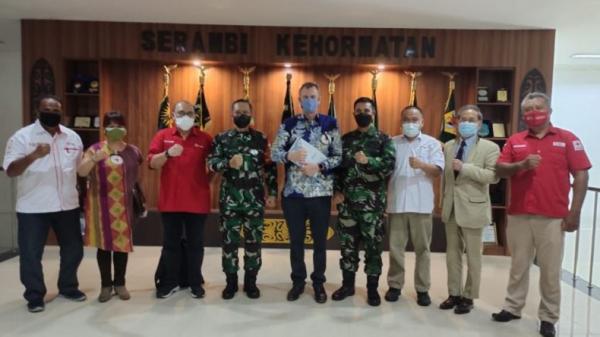 Pangdam XVIII Kasuari Mayjen TNI I Nyoman Pangdam XVIII Kasuari Mayjen TNI I Nyoman Cantiasa saat menerima kunjungan Delegasi Regional Komite Internasional Palang Merah (International Comittee of the Red Cross/ICRC) untuk Indonesia dan Timor Leste. (Foto: Pendam XVIII/KSR)
