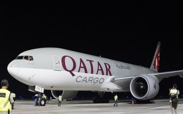 Pesawat Kargo Boeing 777 Freighter Qatar Airways Logistik ajang balap motor World Superbike (WSBK) 2021 tiba di Bandara Internasional Lombok (BIL), Senin (8/11/2021) pukul 23.01 WITA, diangkut Pesawat Kargo Boeing 777 Freighter milik maskapai Qatar Airways (foto: istimewa)