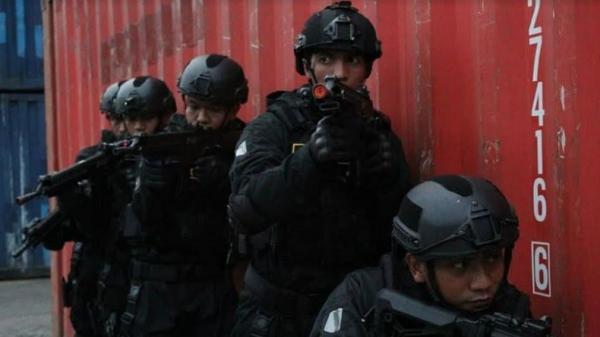 TNI Prajurit Yonif Para Raider 433 Kostrad menyergap kelompok teroris yang penculik pejabat daerah di Makassar, Senin (8/11/2021). (Foto: Dok. TNI AD).