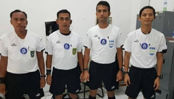 Wasit Ruli Ruslin Anggota Denpal 2 Divisi Infanteri 2 Kostrad Sertu Ruli Ruslin Tambuntina bersama wasit lainnya. (Foto Penkostrad).