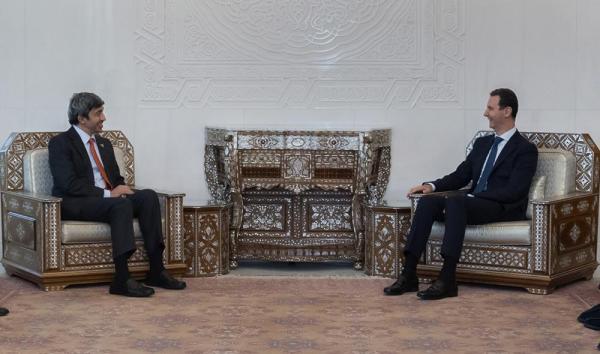 Presiden Suriah Bashar al-Assad menyambut menlu UEA di Damaskus, Selasa (9/11/2021). (Foto: AP)