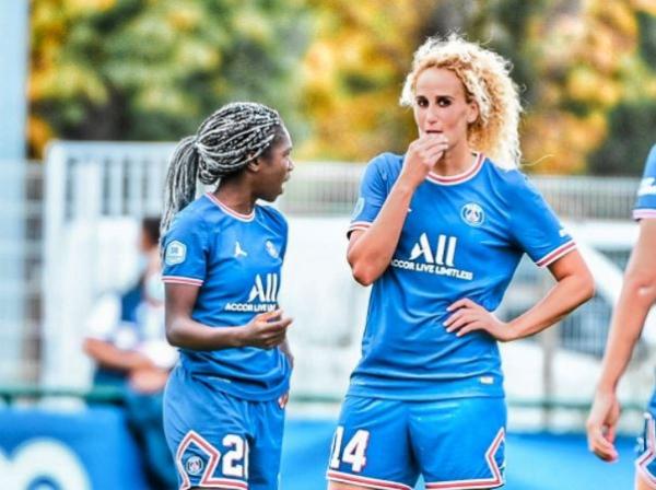 Dua pemain perempuan PSG, Aminata Diallo dan Kheira Hamraoui. (Foto: Twitter/@FansTribeHQ)