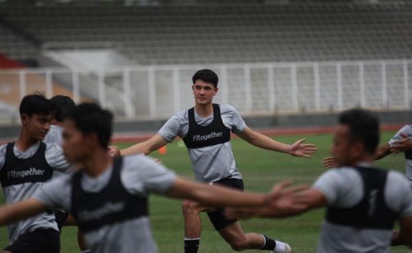 Elkan Baggott ikut berlatih bersama Timnas Indonesia di Stadion Madya, Senayan, Jakarta pada Rabu (10/11/2021). (Foto: MNC Portal Indonesia/Aldhi Chandra)