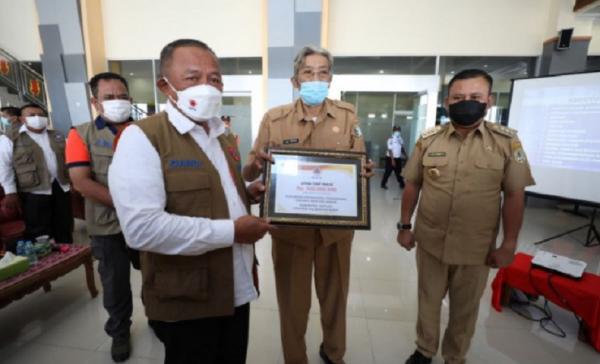 Kepala BNPB Letjen Ganip Warsito menyerahkan simbolis bantuan dana penanggulangan banjir di Sintang. (Foto: BNPB)