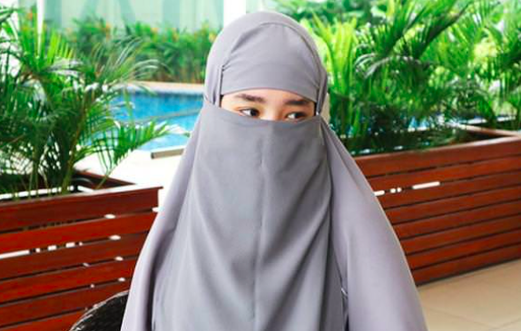 Inara Rusli Artis cantik mengubah penampilan menjadi tertutup mengenakan cadar. (Foto: Istimewa)