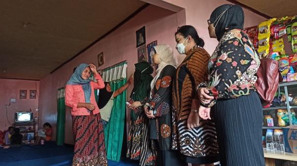 Perwakilan Komisi E DPRD Jatim memberikan santunan kepada keluarga korban banjir bandang.