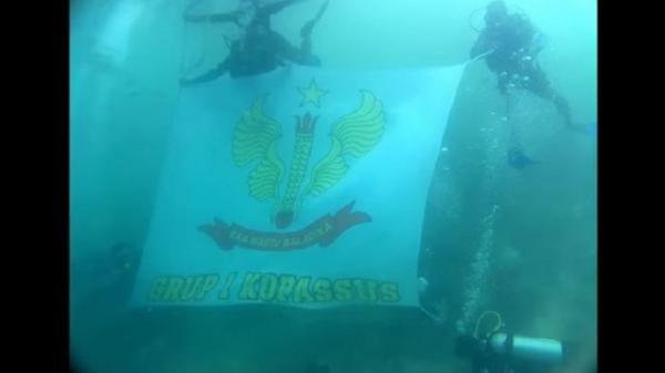 Kopassus menyelam di laut Kopassus dikenal sebagai pasukan hebat yang memiliki kemampuan istimewa, salah satunya menyelam. (Istimewa)