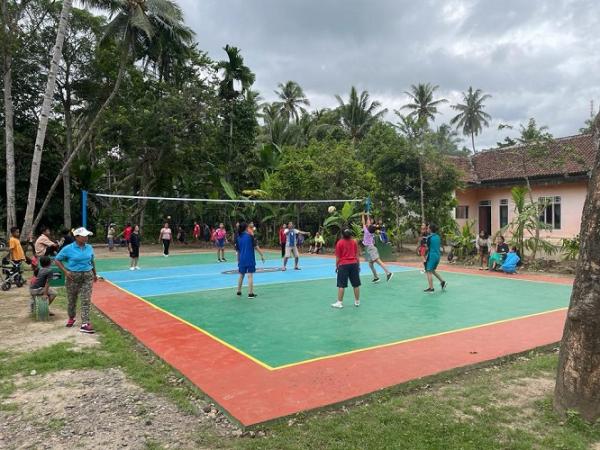 Para warga Desa Kalisari, Kecamatan Wonosobo, Kabupaten Tanggamus, Lampung bermain voli di lapangan bantuan yayasan Erick Thohir. (Foto: MNC Portal Indonesia)